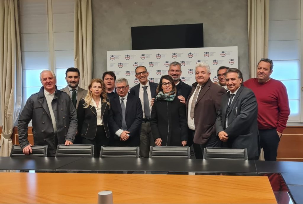 Federico Pieragnoli (al centro) e i membri di giunta SIB Confcommercio