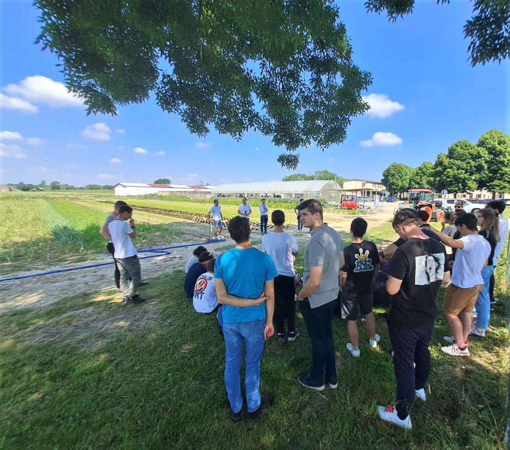 Studenti Agrario durante prova in campo